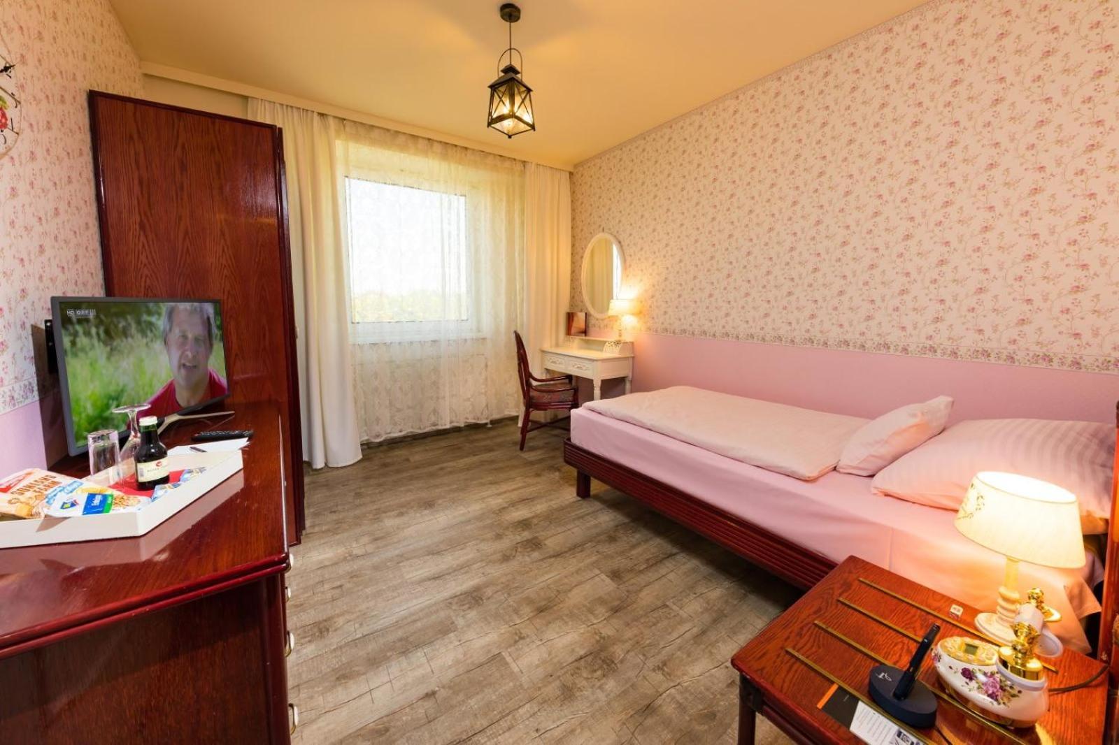 Hotel Freizeittempel Wiener Neustadt Esterno foto