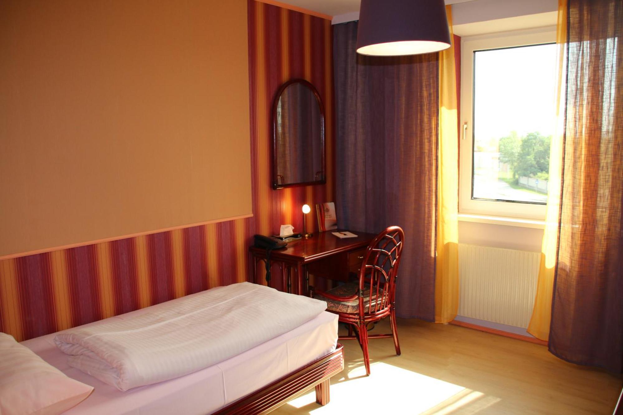 Hotel Freizeittempel Wiener Neustadt Esterno foto