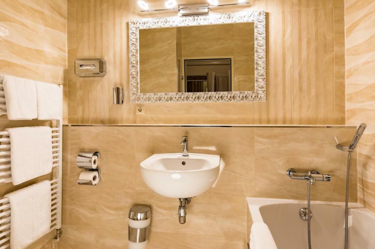 Hotel Freizeittempel Wiener Neustadt Esterno foto